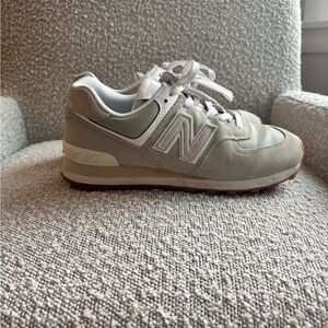 New Balance Women's Sneakers - Gray and White